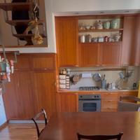 Cucina con elettrodomestici