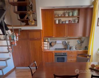 Cucina con elettrodomestici