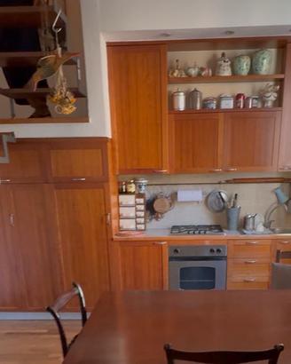 Cucina con elettrodomestici