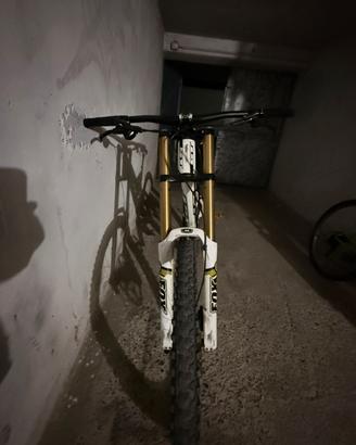 bici downhill GT FURY