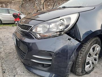 Kia Rio incidentata