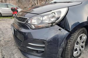 Kia Rio incidentata