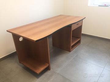 Scrivania in legno con cassetto come nuova