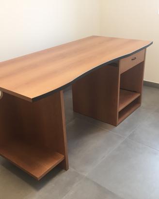 Scrivania in legno con cassetto come nuova