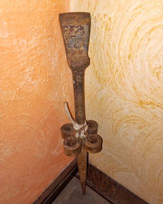 Vecchia incudine battifalce Rinaldi.