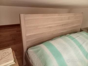 Letto matrimoniale con spalliera