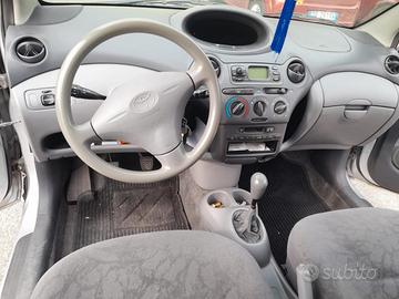  Toyota yaris 2000€ poco trattabile