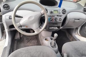  Toyota yaris 2000€ poco trattabile