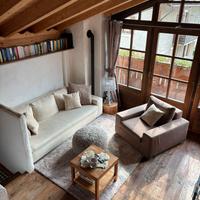 Divano Moore di Minotti e poltrona di design