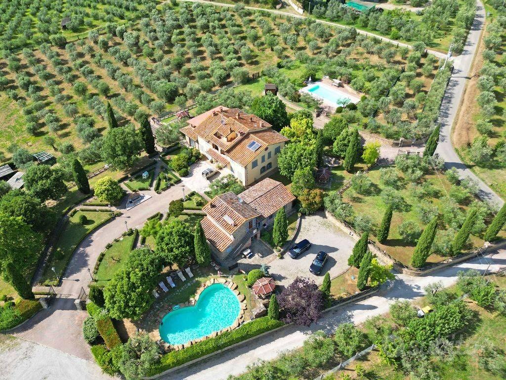 Rustico / Casale di 597 m² con più di 5 locali e b - Vista 2
