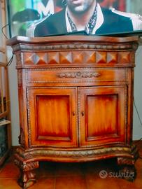 porta TV di origine asiatico 