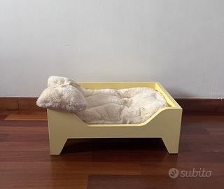 Cuccia in legno per animali fatta a mano