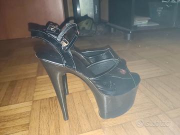 Sandali neri laccati con plateau