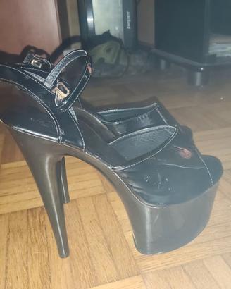 Sandali neri laccati con plateau