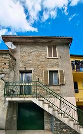 Casa su tre piani