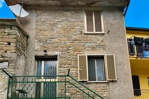 Casa su tre piani