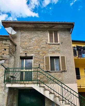 Casa su tre piani