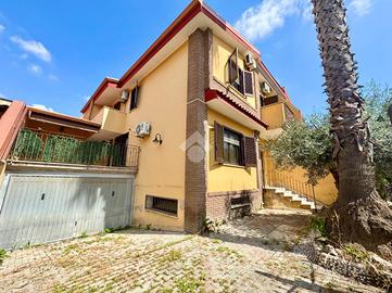 VILLA A SCHIERA A ORTA DI ATELLA