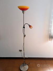 Piantana da terra con lampada da lettura orientabi