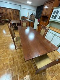 Tavolo in legno con 6 sedie