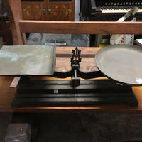 Bilancia a due piatti 