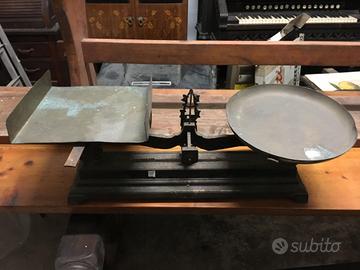 Bilancia a due piatti 