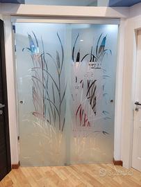 Porta in cristallo a due ante con vetro decorato