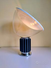 Lampada ispirata alla Taccia Small di Flos