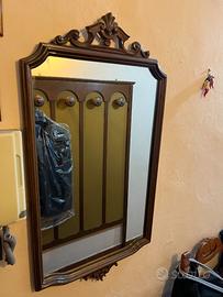 Specchiera vintage in legno intagliato con cimasa