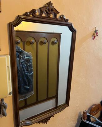 Specchiera vintage in legno intagliato con cimasa