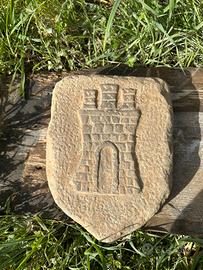 stemma in pietra serena