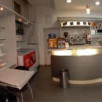 bancone, retro banco e piccole attrezzature bar