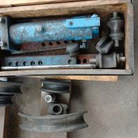 Curvatrice a pistone idraulico con vari accessori 