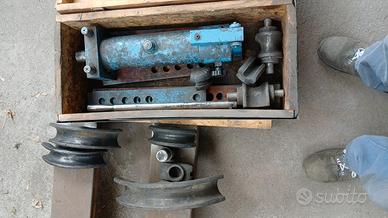 Curvatrice a pistone idraulico con vari accessori 