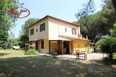 Villa di 220 m² con più di 5 locali e box auto a B