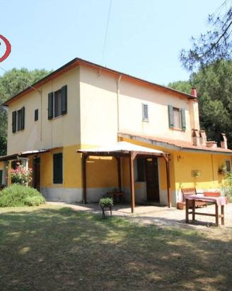 Villa di 220 m² con più di 5 locali e box auto a B