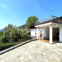 SPLENDIDA VILLA CON TERRAZZO E AMPIO TERRENO EDIFI