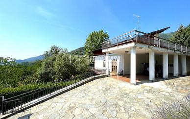 SPLENDIDA VILLA CON TERRAZZO E AMPIO TERRENO EDIFI