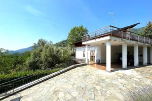 SPLENDIDA VILLA CON TERRAZZO E AMPIO TERRENO EDIFI