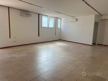 Ufficio open space con bagno.Climatizzato