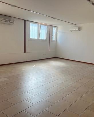 Ufficio open space con bagno.Climatizzato