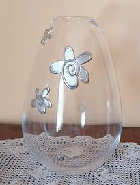 vaso con decorazioni in argento