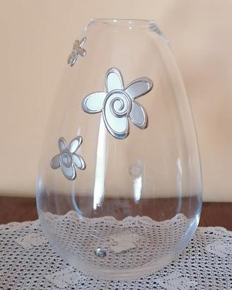 vaso con decorazioni in argento