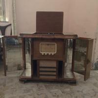 Radio d’epoca a mobile con giradischi e angolo bar