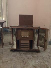 Radio d’epoca a mobile con giradischi e angolo bar