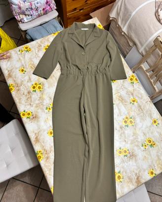 Tuta da donna elegante verde militare