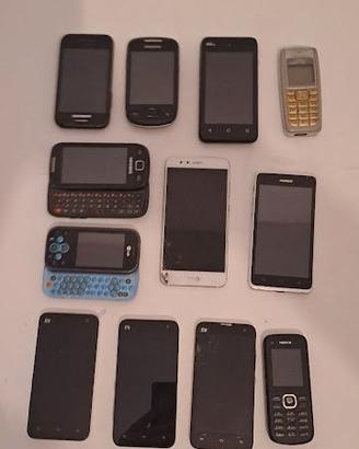 Lotto 12 Cellulari e Smartphone per Ricambi / Coll