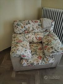 Poltrona imbottita con design floreale vintage