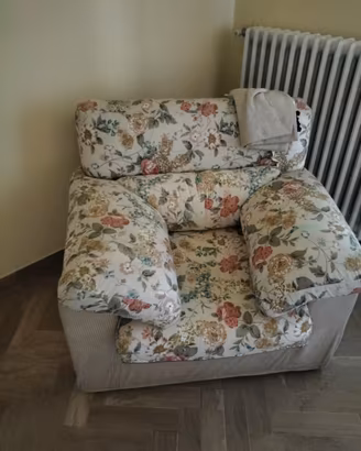 Poltrona imbottita con design floreale vintage