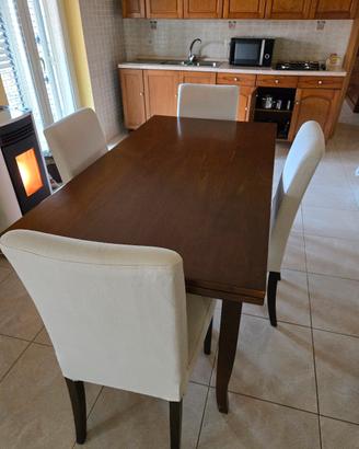 tavolo in legno con sedie